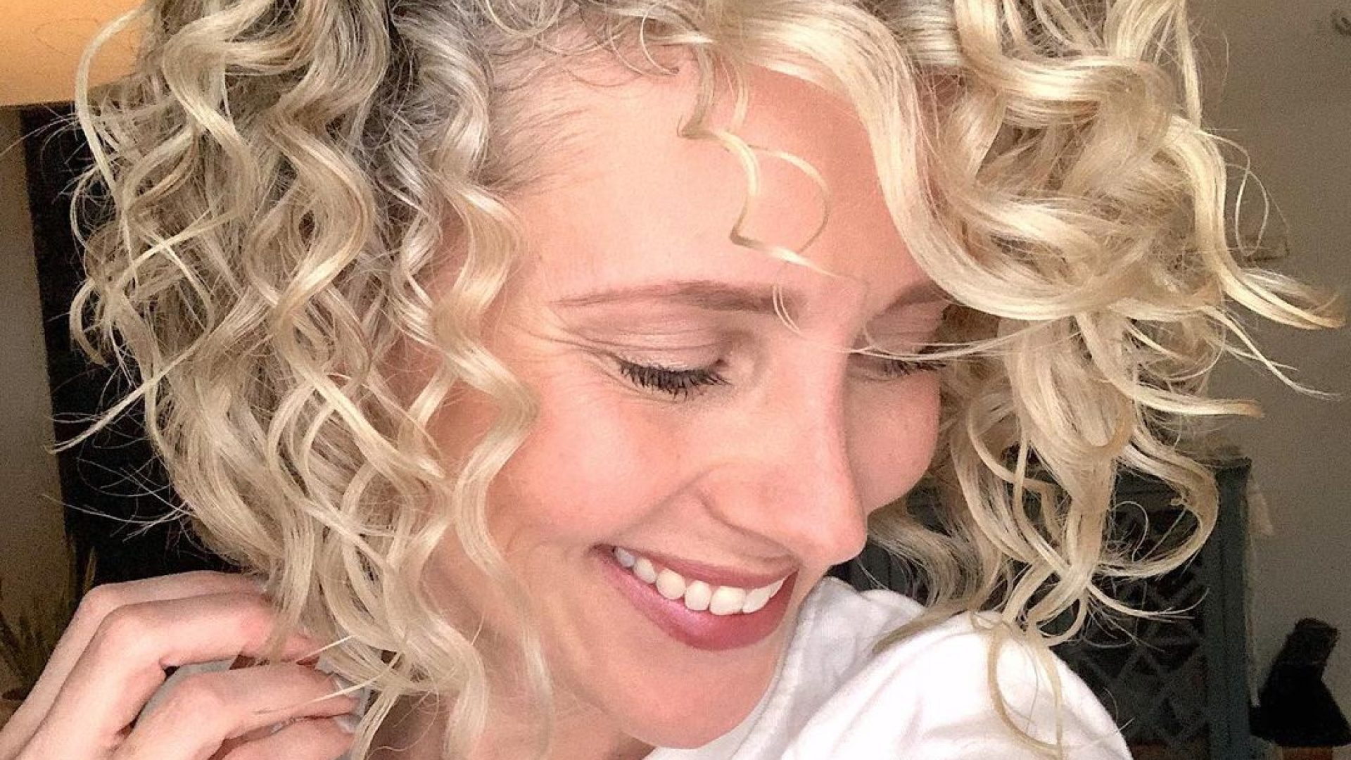 How to Refresh Curly Hair with Mousse for Frizz-free Results